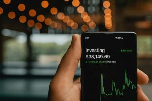 Read more about the article خدعة “الاستثمار الآمن”: كيف تلتهم التكاليف الخفية الطبقة المتوسطة دون أن تدري؟