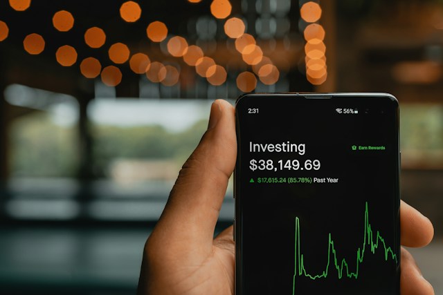 Read more about the article خدعة “الاستثمار الآمن”: كيف تلتهم التكاليف الخفية الطبقة المتوسطة دون أن تدري؟